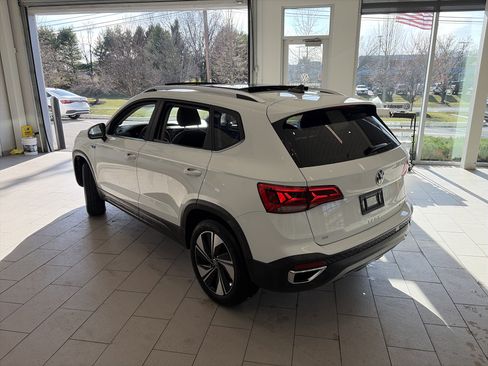 Used 2024 Volkswagen Taos SE w/ Panoramic Sunroof Package image 6
