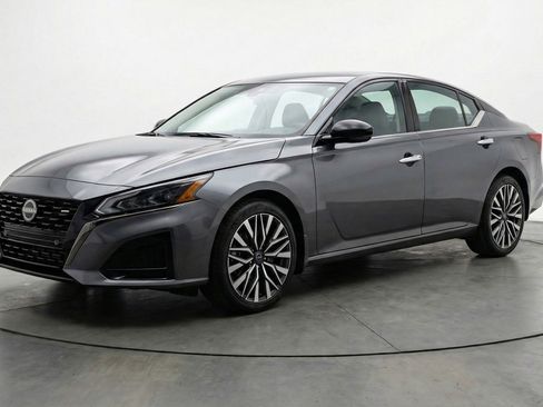 Used 2025 Nissan Altima 2.5 SV FWD image 3