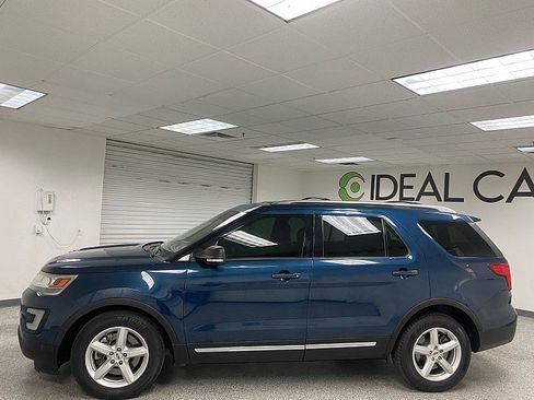 Used 2017 Ford Explorer XLT w/ Equipment Group 202A image 8