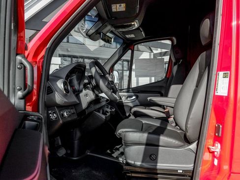 Used 2025 Mercedes-Benz Sprinter 2500 image 13