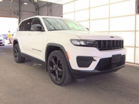 Used 2023 Jeep Grand Cherokee Altitude AWD/4WD image 3