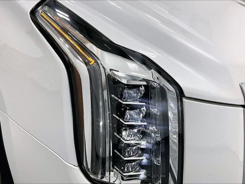 Used 2018 Cadillac Escalade Platinum AWD/4WD image 37