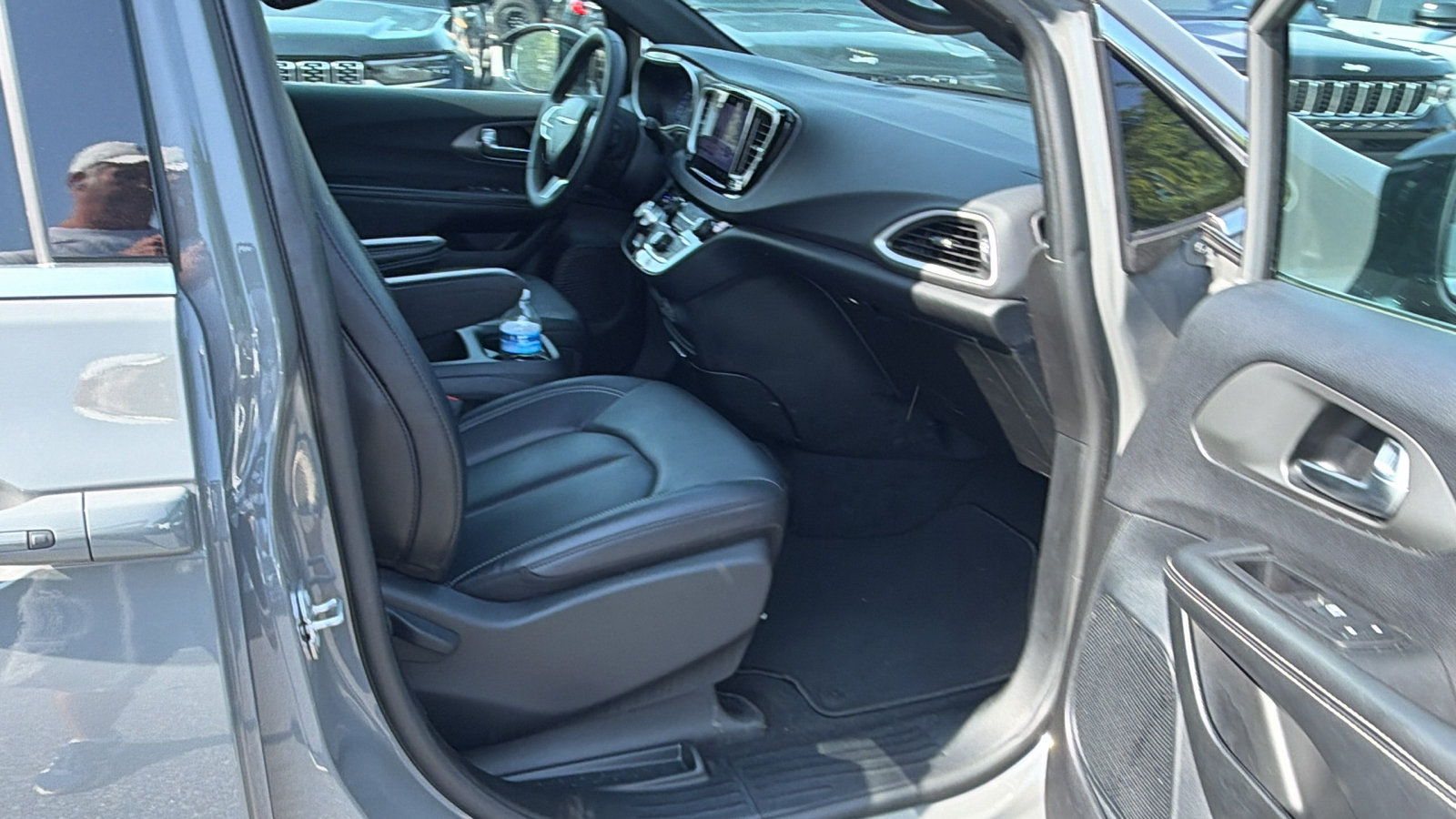 Used 2025 Chrysler Pacifica Select FWD image 19