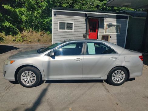 Used 2014 Toyota Camry LE FWD image 3