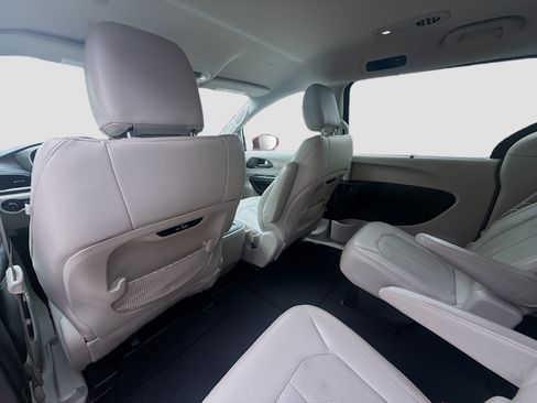 Used 2021 Chrysler Pacifica Touring-L w/ Premium & Safety Sphere Group FWD image 24