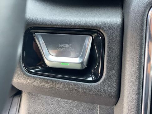 Used 2025 GMC Yukon Denali AWD/4WD image 17