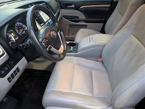 Used 2018 Toyota Highlander Limited image 16