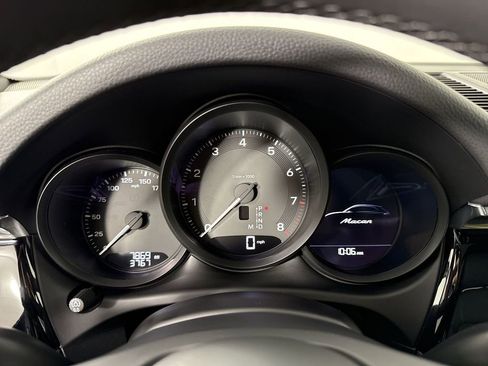 Certified 2025 Porsche Macan AWD/4WD image 36