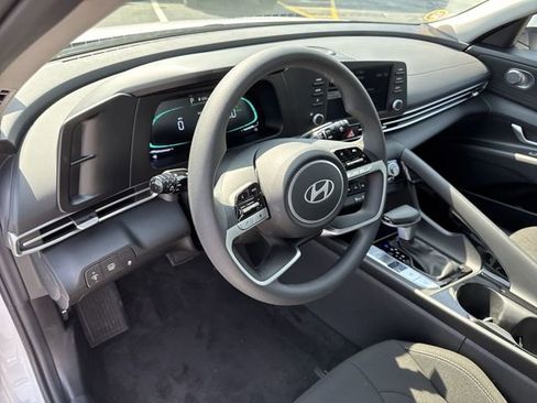 Used 2025 Hyundai Elantra Sport FWD image 11