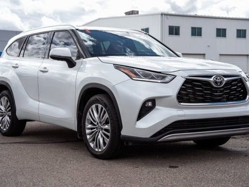 Used 2024 Toyota Highlander Platinum image 3
