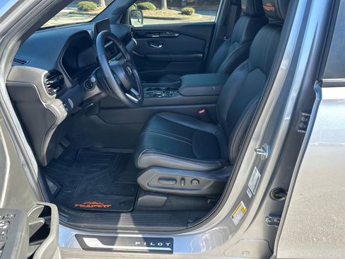 Used 2025 Honda Pilot TrailSport image 9