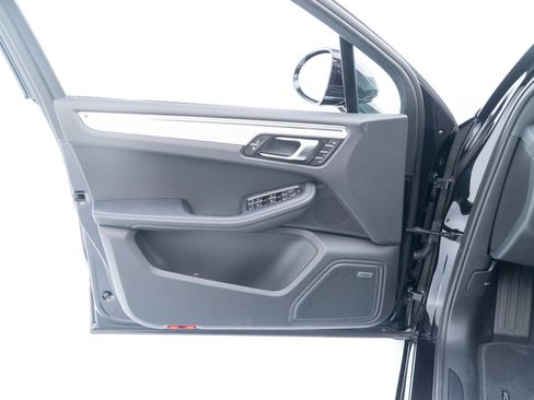 Certified 2026 Porsche Macan AWD/4WD image 14