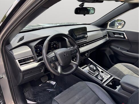 Used 2023 Mitsubishi Outlander SE Black Edition FWD image 6