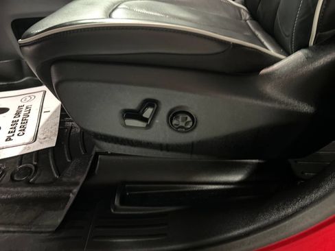 Used 2025 Chrysler Pacifica Premium FWD image 13