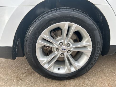 Used 2019 Ford Taurus SE image 32