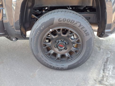 Certified 2025 Toyota Tacoma SR5 w/ SR5 Upgrade Package AWD/4WD image 19