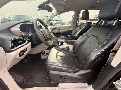 Used 2023 Chrysler Pacifica Touring-L FWD image 9