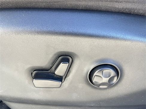 Used 2024 Chrysler Pacifica Touring-L image 25