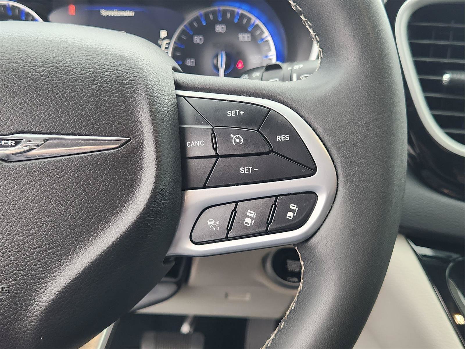 Used 2024 Chrysler Pacifica Touring-L FWD image 29