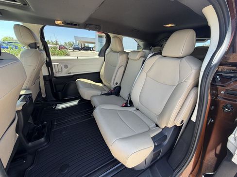 Used 2021 Toyota Sienna XLE FWD image 24
