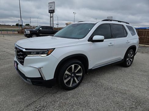 Used 2023 Honda Pilot Touring image 2