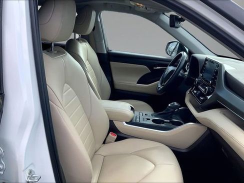 Used 2020 Toyota Highlander XLE image 7