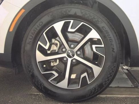 Certified 2025 Kia Sportage EX FWD image 6