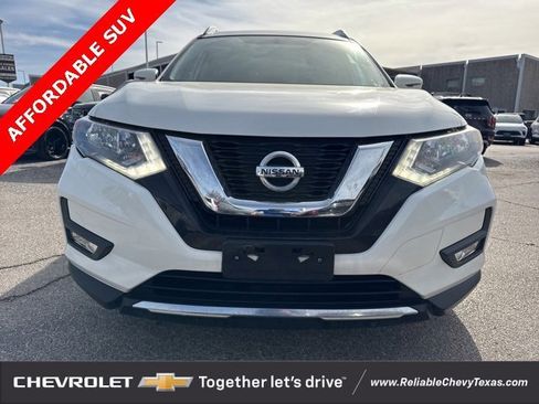 Used 2017 Nissan Rogue SV image 2