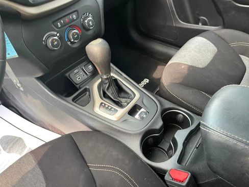 Used 2017 Jeep Cherokee Sport FWD image 16