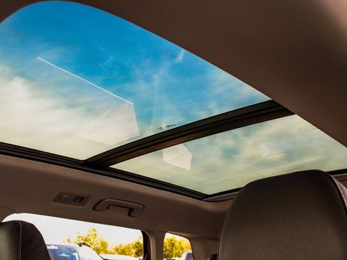 Used 2024 Volkswagen Taos SE w/ Panoramic Sunroof Package image 44