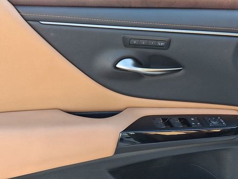 Used 2025 Lexus ES 300h w/ Premium Package image 13