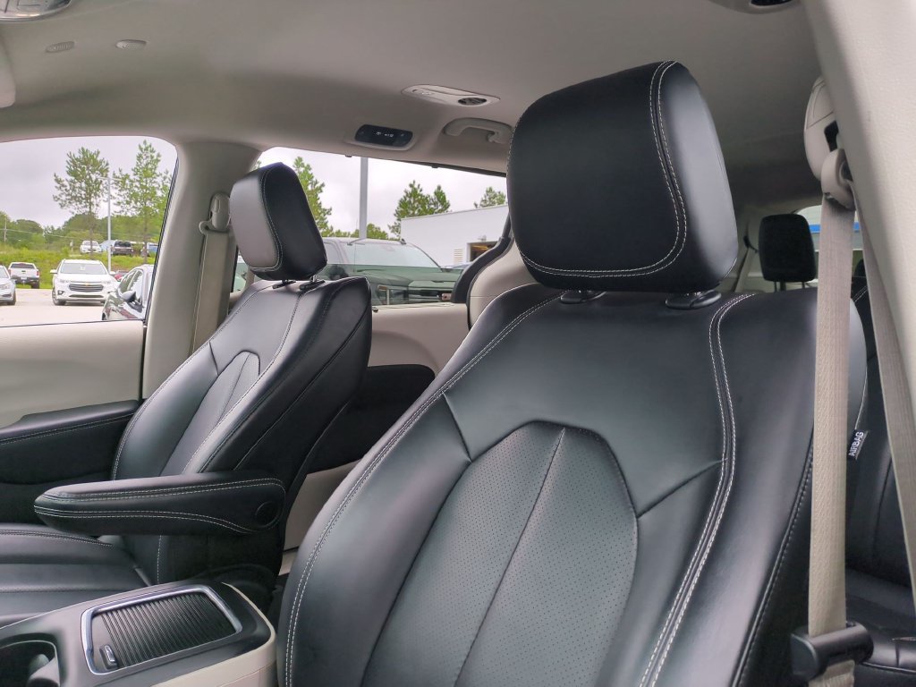 Used 2023 Chrysler Pacifica Touring-L FWD image 14
