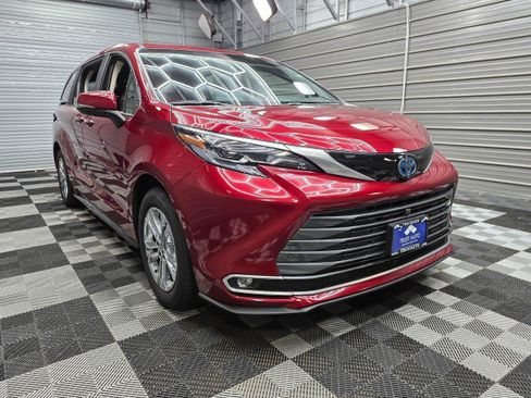 Used 2024 Toyota Sienna Platinum AWD/4WD image 4