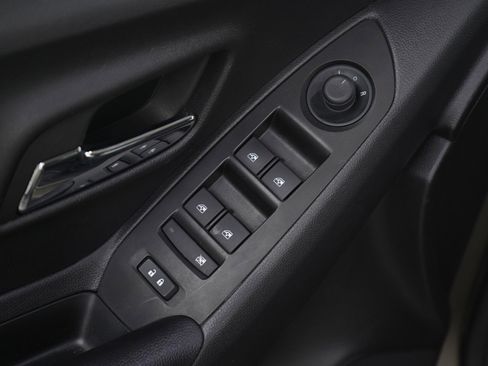 Used 2022 Chevrolet Trax LT w/ LT Convenience Package image 19