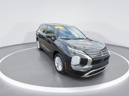 Used 2022 Mitsubishi Outlander ES image 2