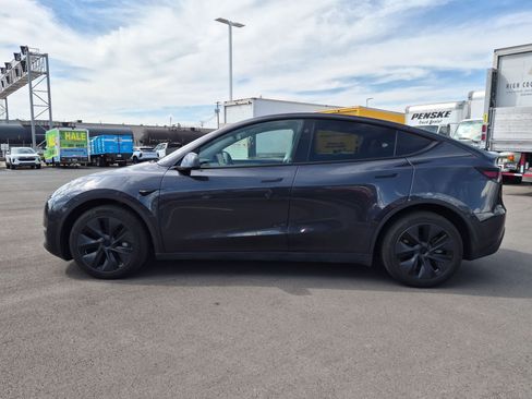 Used 2024 Tesla Model Y Long Range AWD/4WD image 2