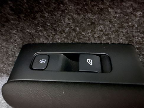 Used 2025 Volvo XC40 B5 Core image 31