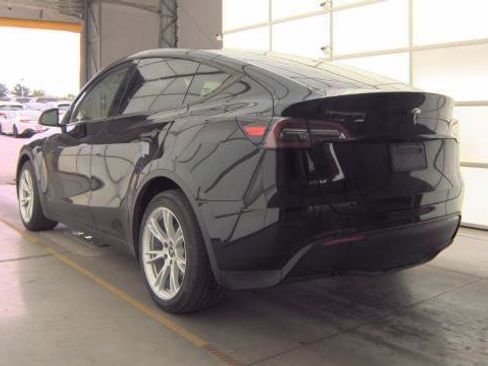 Used 2023 Tesla Model Y AWD image 3