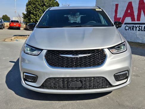 New 2026 Chrysler Pacifica Select image 2