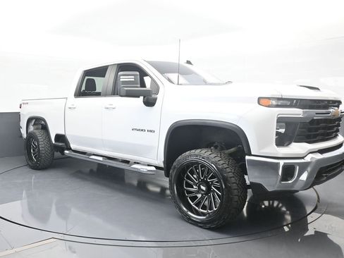 Used 2024 Chevrolet Silverado 2500 LT image 8