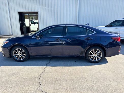 Used 2017 Lexus ES 300h image 2