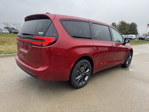 New 2026 Chrysler Pacifica Select image 7