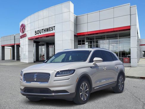 Used 2022 Lincoln Nautilus FWD w/ Premium Package image 2