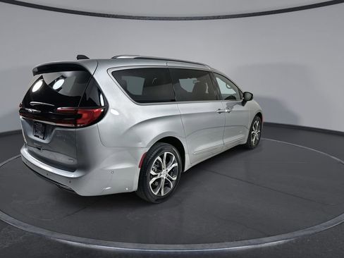 Used 2023 Chrysler Pacifica Pinnacle AWD/4WD image 8