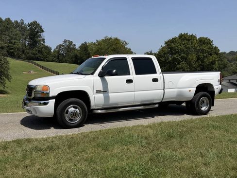 Used 2005 GMC Sierra 3500 SLT w/ Heavy-Duty Power Package AWD/4WD image 1