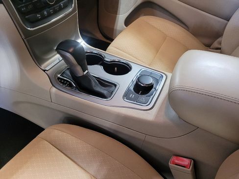 Used 2019 Jeep Grand Cherokee Laredo AWD/4WD image 26