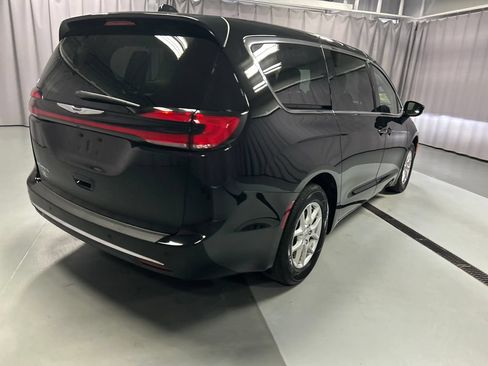 Used 2024 Chrysler Pacifica Touring-L w/ Uconnect Theater Family Group FWD image 7