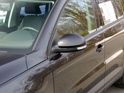 Used 2018 Volkswagen Tiguan Limited w/ Premium Package image 11