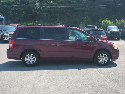 Used 2008 Chrysler Town & Country Touring FWD image 9
