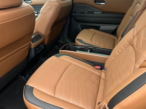 New 2025 Nissan Pathfinder Platinum image 5